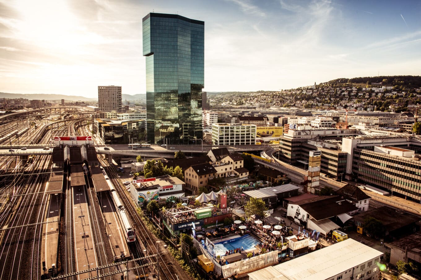 Luftaufnahme auf Zürich, den Prime Tower, umliegende Gebäude und den Bahnhof Hardbrücke.